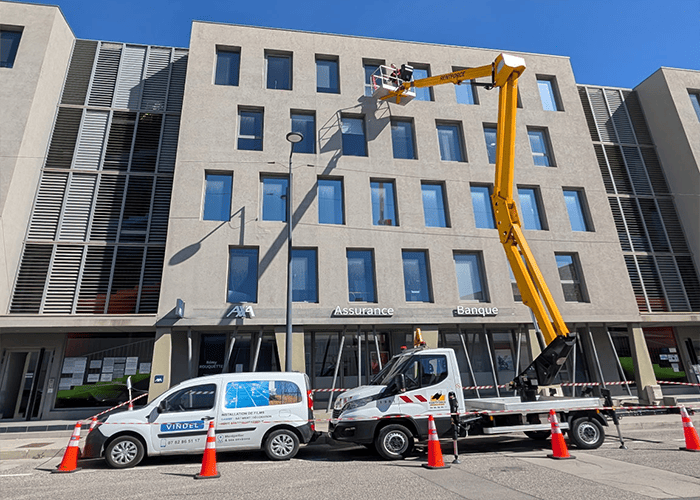 installation de films de protection solaire à effet miroir argent 02